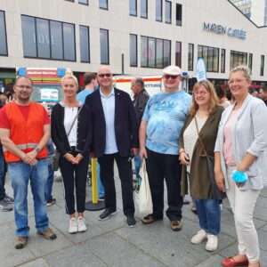 Gemeinsam mit Stadtvertreter*innen der SPD, Linken und CDU demonstrierte unsere bündnisgrüne Fraktionsvorsitzende Jutta Wegner (2. v. r.) heute an der Seite der Mitarbeiter*innen des Klinikums.