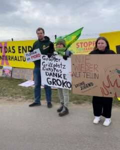 Nils Bayer, Irene Blendinger und Chiara Beer demonstrieren in Alt Tellin gegen Massentierhaltung.