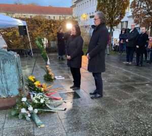 Die Fraktionsgeschäftsführerin Steffi Kühn und der Fraktionsvorsitzende Dr. Rainer Kirchhefer gedenken dem Novemberpogrom von 1938.