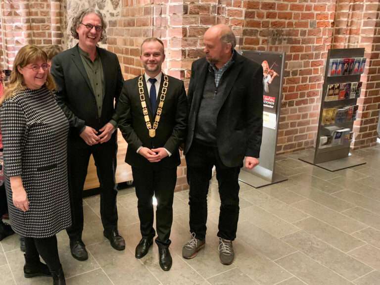 Jutta Wegner (MdL), Dr. Rainer Kirchhefer, OB Silvio Witt mit neuer Bürgermeisterkette und Prof. Dr. Werner Freigang.