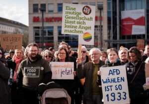 Mahnwache des Bündnisses für Demokratie, Vielfalt und Lösungen in Neubrandenburg