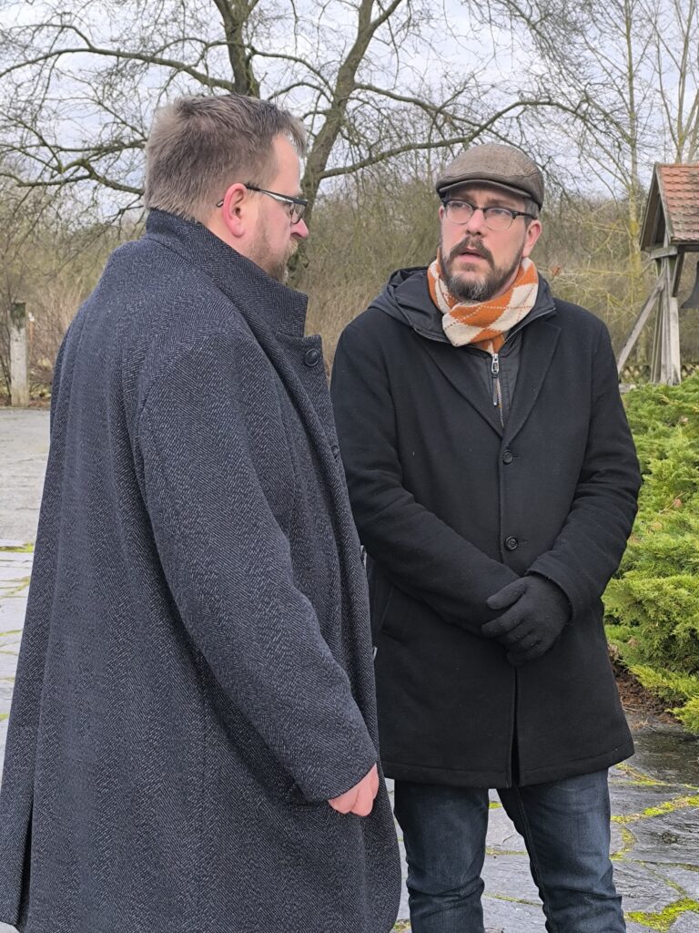 Dr. Marco Nase und Ole Krüger (v. l.) im Gespräch zur Gedenkarbeit in Neubrandenburg.