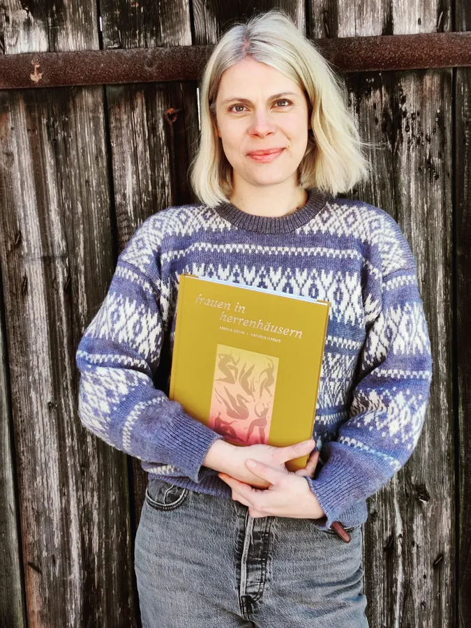 Autorin Annika Kiehn mit ihrem Buch "Frauen in Herrenhäusern", erschienen im Verlag Hüttspot Media. (Foto: privat)