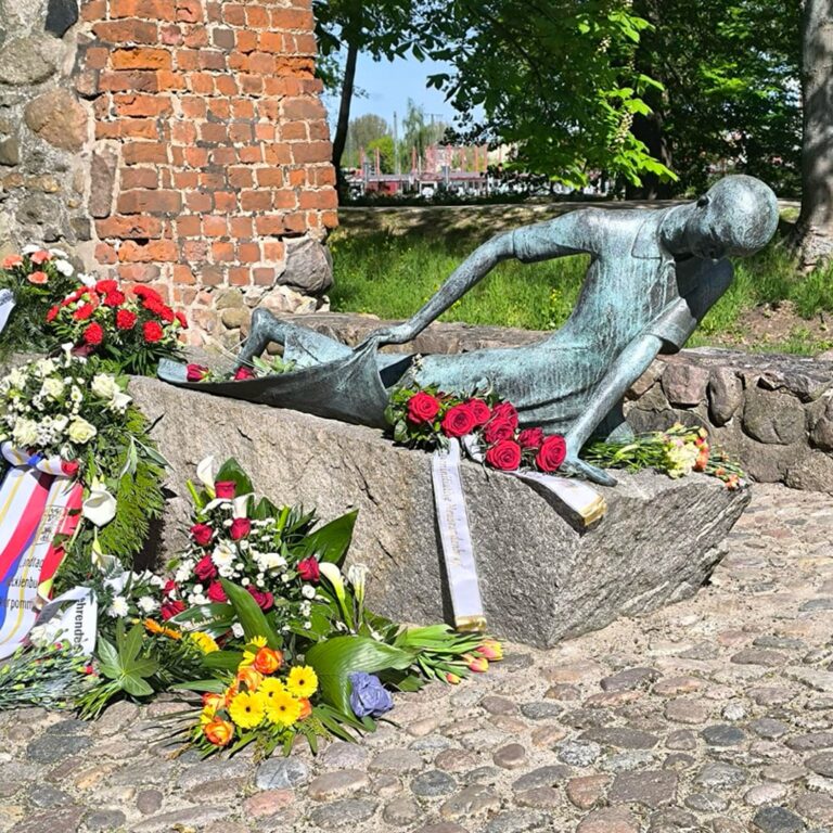 Gedenken an Frauenopfer in Neubrandenburg