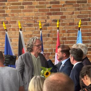 Rainer Kirchhefer gratuliert dem Oberbürgermeister von Neubrandenburg, Nico Klose